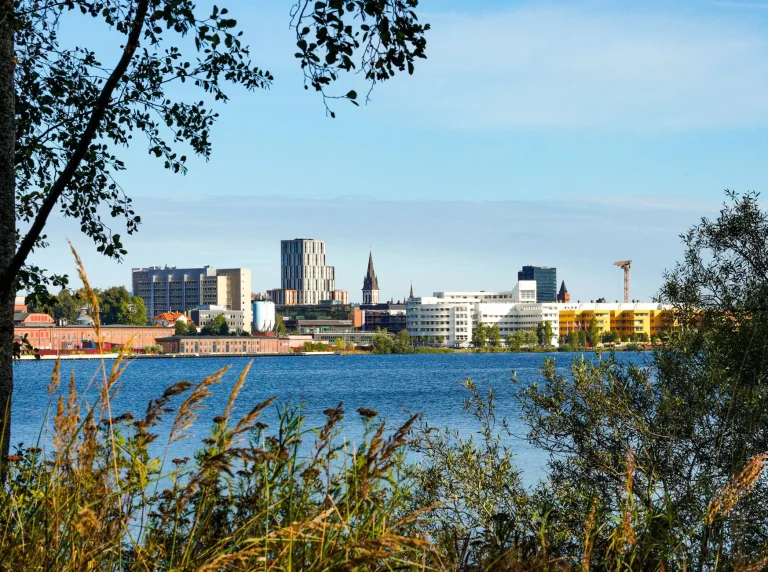 Luleå blir Svea KBT nionde stad. Den 3 september öppnar företaget sin 17 mottagning, på Köpmangatan 29 i centrala Luleå.